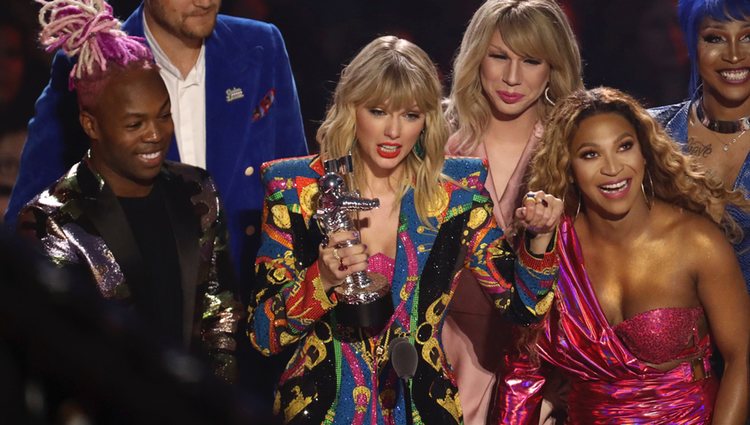 Taylor Swfit recogiendo el premio a 'Mejor vídeo' en los MTV VMAs 2019