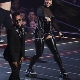 Rosalía actuando con Ozuna en los MTV VMAs 2019