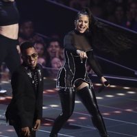 Rosalía actuando con Ozuna en los MTV VMAs 2019