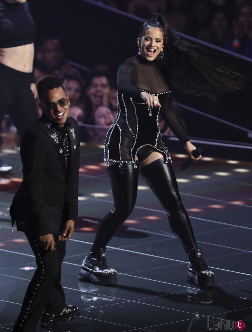 Rosalía actuando con Ozuna en los MTV VMAs 2019