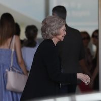 La Reina Sofía, muy sonriente en su visita al Rey Juan Carlos en el hospital