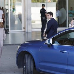 La Infanta Elena y sus hijos Froilán y Victoria visitan al Rey Juan Carlos en el hospital tras su operación de corazón