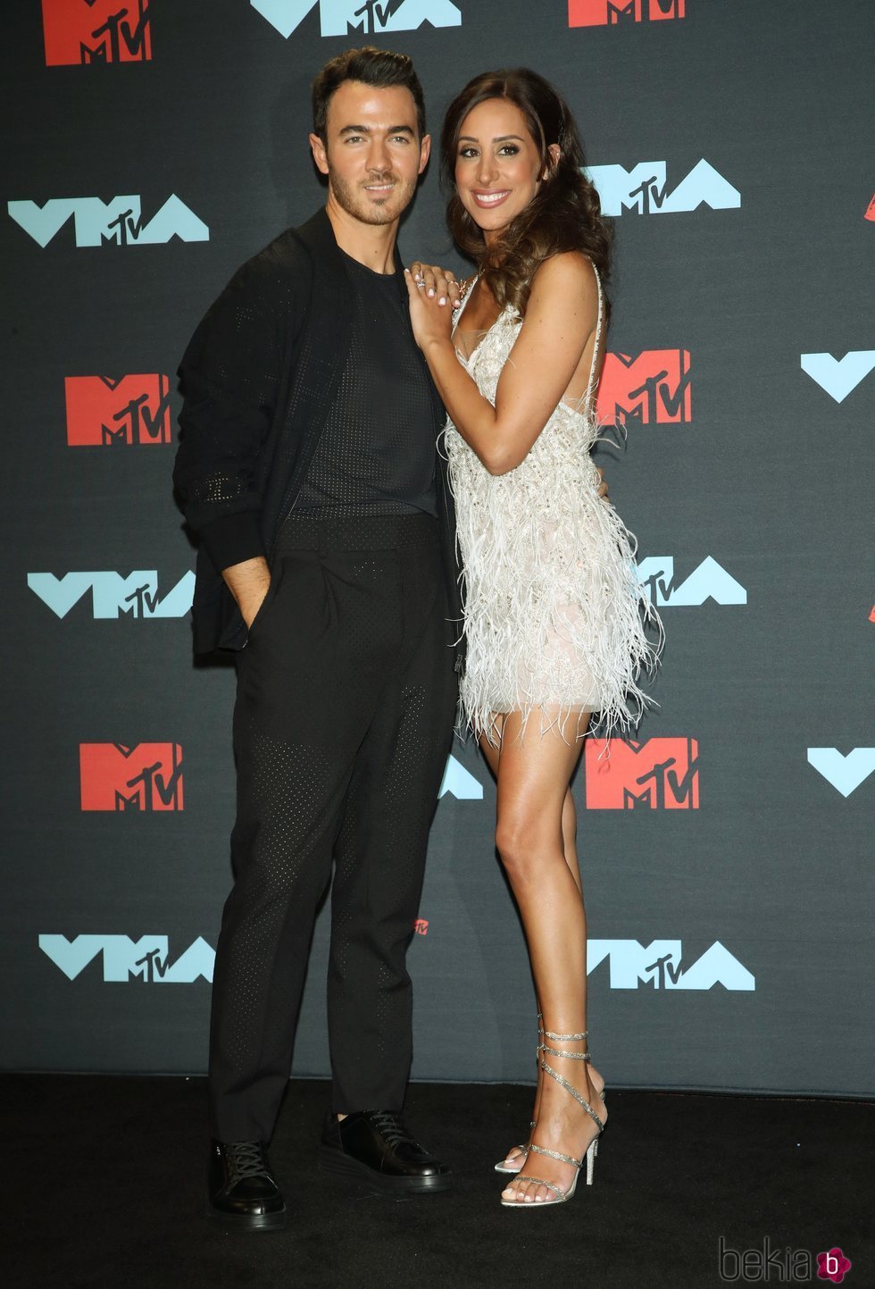 Kevin Jonas y su esposa Danielle Jonas en los MTV VMAs 2019