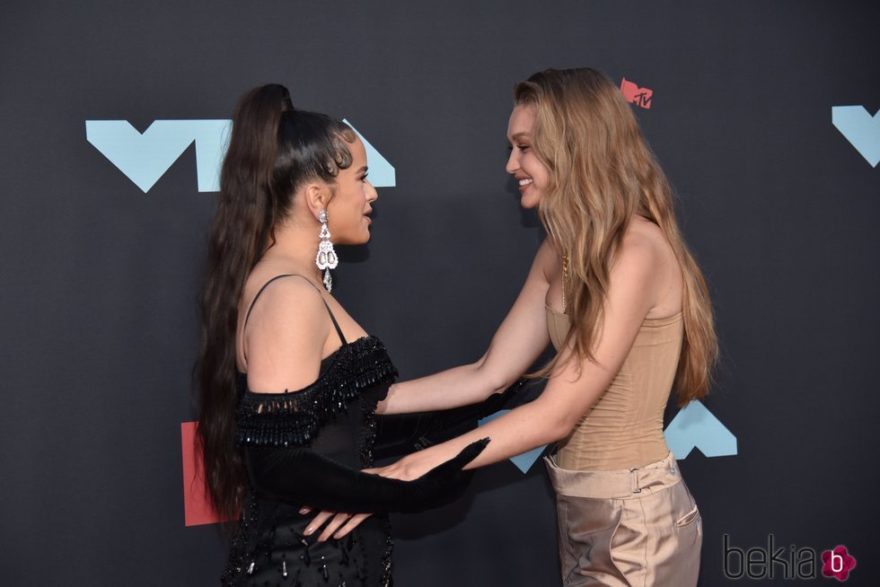 Rosalía y Gigi Hadid en los MTV VMAs 2019