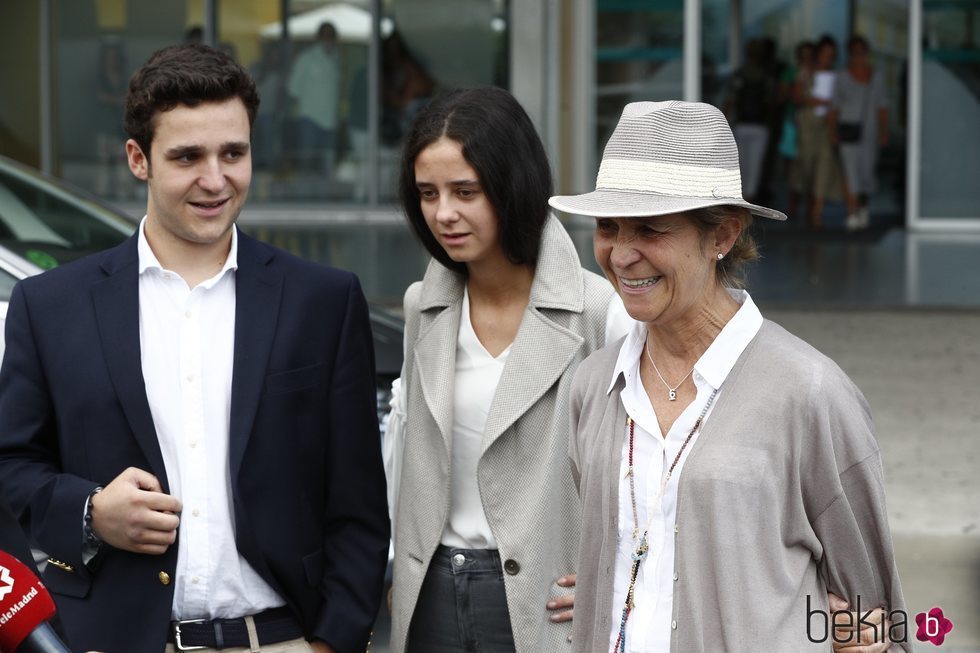 La Infanta Elena, Froilán y Victoria Federica tras visitar al Rey Juan Carlos en el hospital