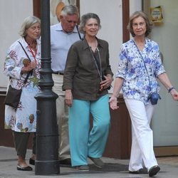 La Reina Sofía paseando por Mallorca con la Princesa Irene, Tatiana Radziwill y su marido