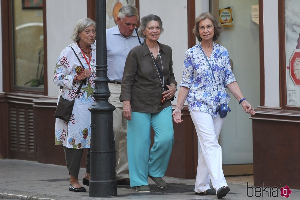 La Reina Sofía paseando por Mallorca con la Princesa Irene, Tatiana Radziwill y su marido