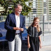 El Rey Felipe y la Princesa Leonor llegando al hospital a ver al Rey Juan Carlos