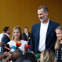 Los Reyes Felipe y Letizia, la Princesa Leonor y la Infanta Sofía ante la prensa tras su visita al Rey Juan Carlos en el hospital