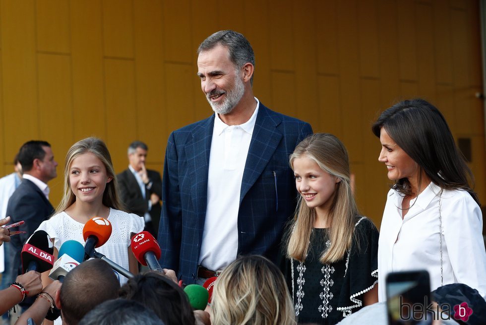 Los Reyes Felipe y Letizia, la Princesa Leonor y la Infanta Sofía ante la prensa tras su visita al Rey Juan Carlos en el hospital