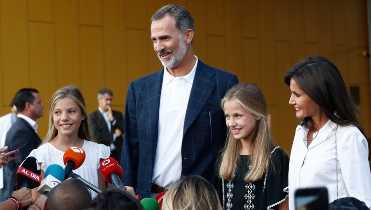 Los Reyes Felipe y Letizia, la Princesa Leonor y la Infanta Sofía ante la prensa tras su visita al Rey Juan Carlos en el hospital