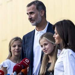 Los Reyes Felipe y Letizia y sus hijas cuentan cómo está el Rey Juan Carlos tras su operación de corazón