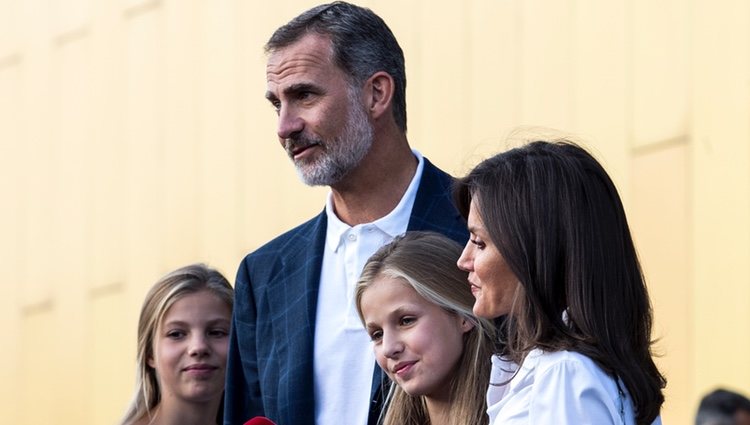 Los Reyes Felipe y Letizia y sus hijas cuentan cómo está el Rey Juan Carlos tras su operación de corazón