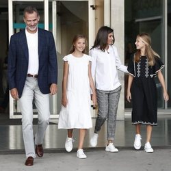 Los Reyes Felipe y Letizia, la Princesa Leonor y la Infanta Sofía tras visitar al Rey Juan Carlos en el hospital