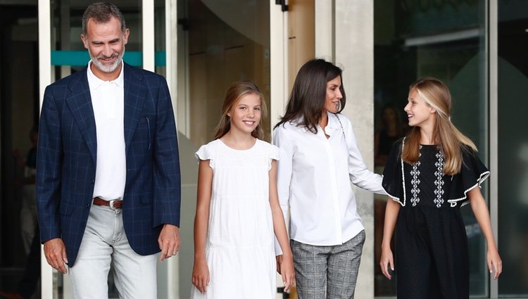 Los Reyes Felipe y Letizia, la Princesa Leonor y la Infanta Sofía tras visitar al Rey Juan Carlos en el hospital