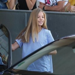 La Infanta Sofía saliendo del asiento del copiloto en su visita al Rey Juan Carlos en el hospital