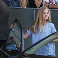 La Infanta Sofía saliendo del asiento del copiloto en su visita al Rey Juan Carlos en el hospital