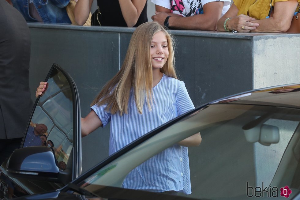 La Infanta Sofía saliendo del asiento del copiloto en su visita al Rey Juan Carlos en el hospital