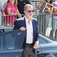 El Rey Felipe con gafas de sol a su llegada al hospital para visitar al Rey Juan Carlos