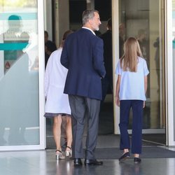 El Rey Felipe y la Infanta Sofía durante su visita hospitalaria al Rey Juan Carlos