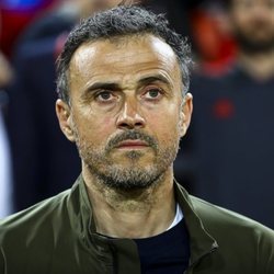 Luis Enrique con gesto serio