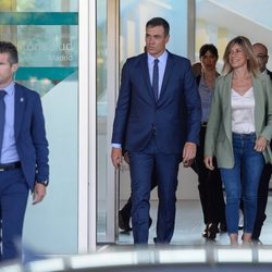 Pedro Sánchez y Begoña Gómez visitan al Rey Juan Carlos en el hospital