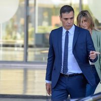 Pedro Sánchez y Begoña Gómez tras visitar al Rey Juan Carlos en el hospital