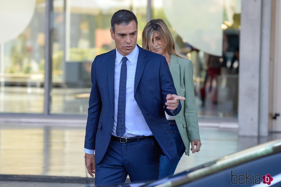 Pedro Sánchez y Begoña Gómez tras visitar al Rey Juan Carlos en el hospital