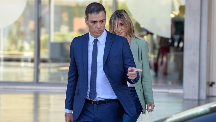 Pedro Sánchez y Begoña Gómez tras visitar al Rey Juan Carlos en el hospital