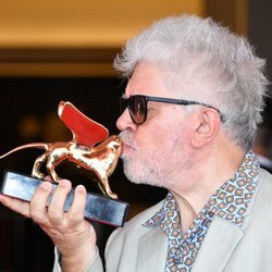 Pedro Almodóvar besando el León de Oro de Honor en la Mostra de Venecia 2019