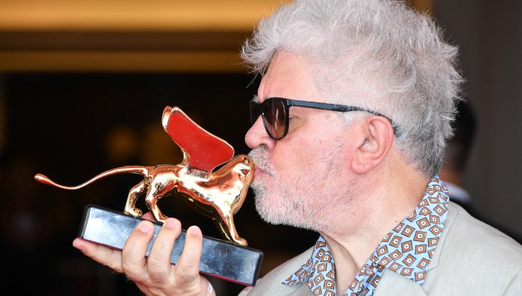 Pedro Almodóvar besando el León de Oro de Honor en la Mostra de Venecia 2019