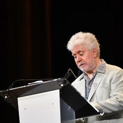 Pedro Almodóvar dando un discurso tras recibir el León de Oro de Honor en la Mostra de Venecia 2019