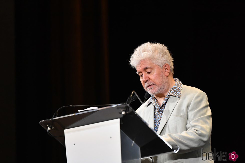 Pedro Almodóvar dando un discurso tras recibir el León de Oro de Honor en la Mostra de Venecia 2019