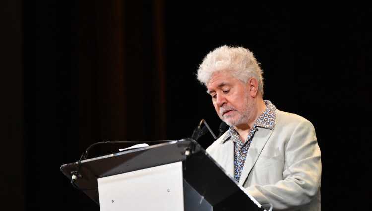 Pedro Almodóvar dando un discurso tras recibir el León de Oro de Honor en la Mostra de Venecia 2019