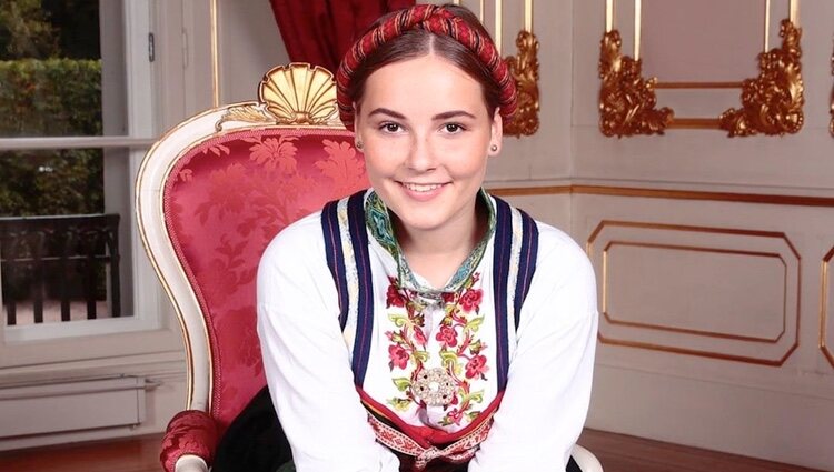 La Princesa Ingrid Alexandra de Noruega con un traje típico de Noruega en el día de su Confirmación