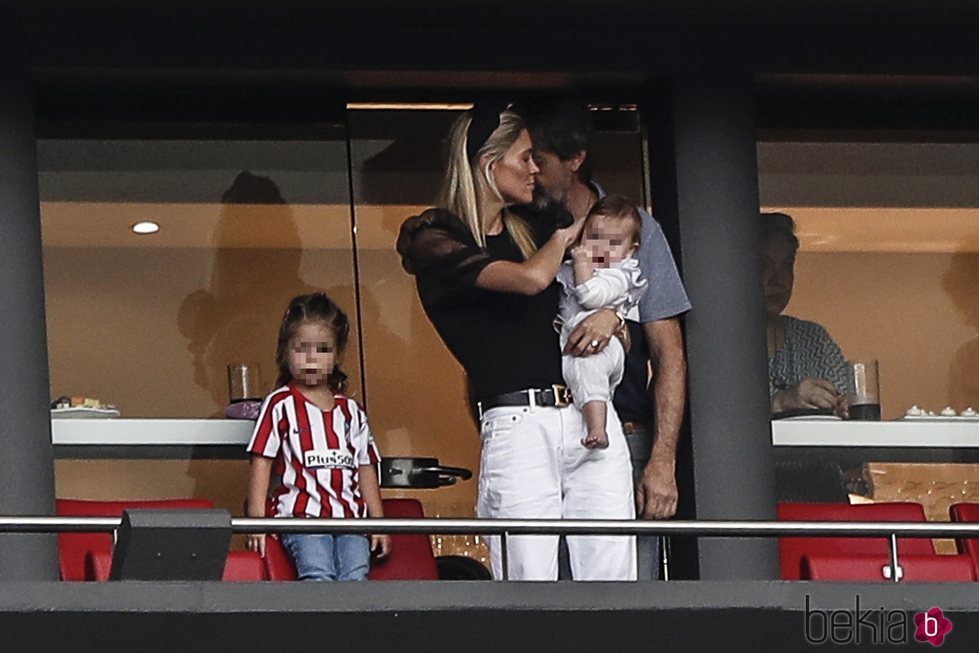 Carla Pereyra con sus dos hijas en un partido del Atleti