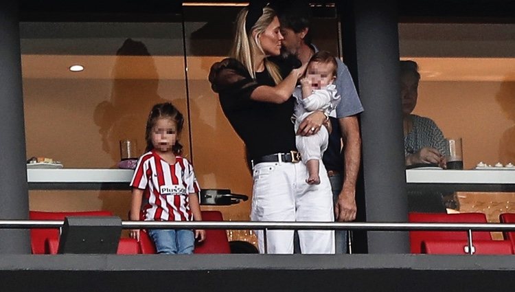 Carla Pereyra con sus dos hijas en un partido del Atleti