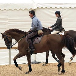 La Infanta Elena y Cayetano Martínez de Irujo montando a caballo