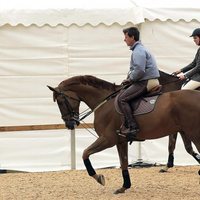 La Infanta Elena y Cayetano Martínez de Irujo montando a caballo