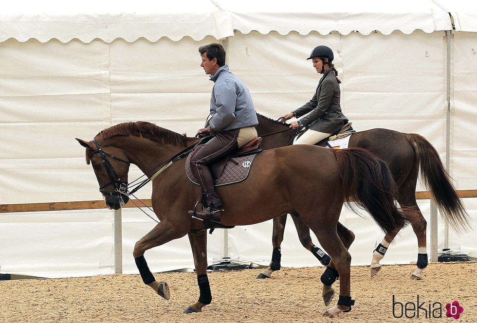 La Infanta Elena y Cayetano Martínez de Irujo montando a caballo