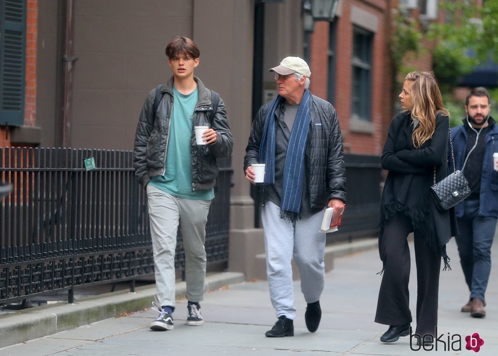 Richard Gere y su hijo mayor junto a Alejandra Silva en Nueva York