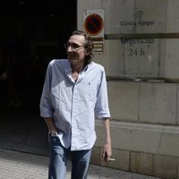 Fernando Gómez-Acebo frente a la clínica en la que está ingresada la Infanta Pilar