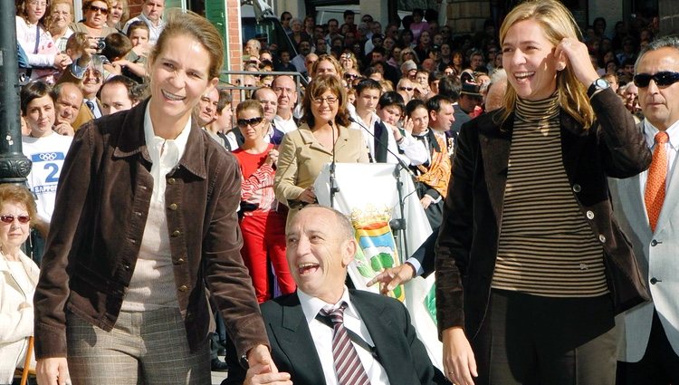 Las Infantas Elena y Cristina en un homenaje a Paco Fernández Ochoa antes de su muerte