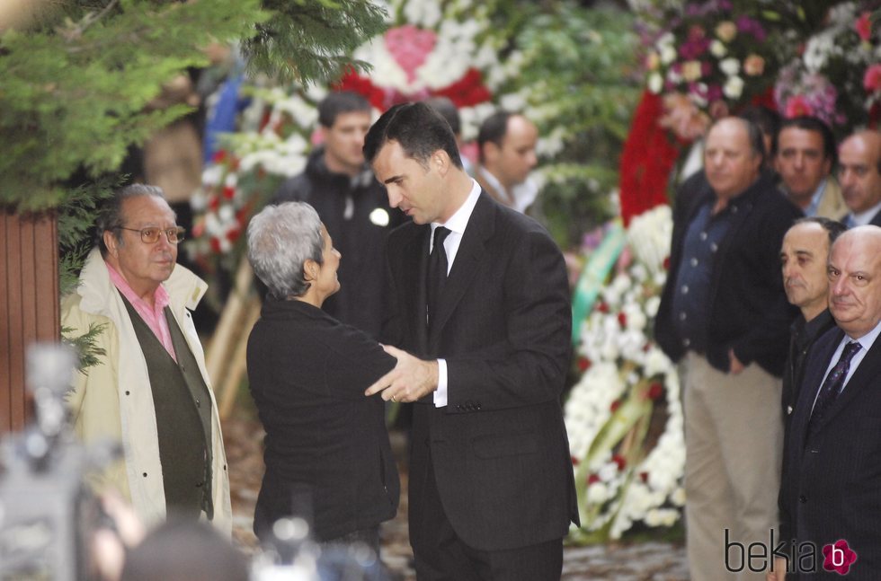 El Rey Felipe VI da el pésame a la mujer de Paco Fernández Ochoa tras su muerte