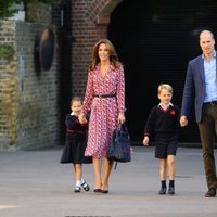 Los Duques de Cambrigde llevan a sus hijos Jorge y Carlota a su primer día de colegio