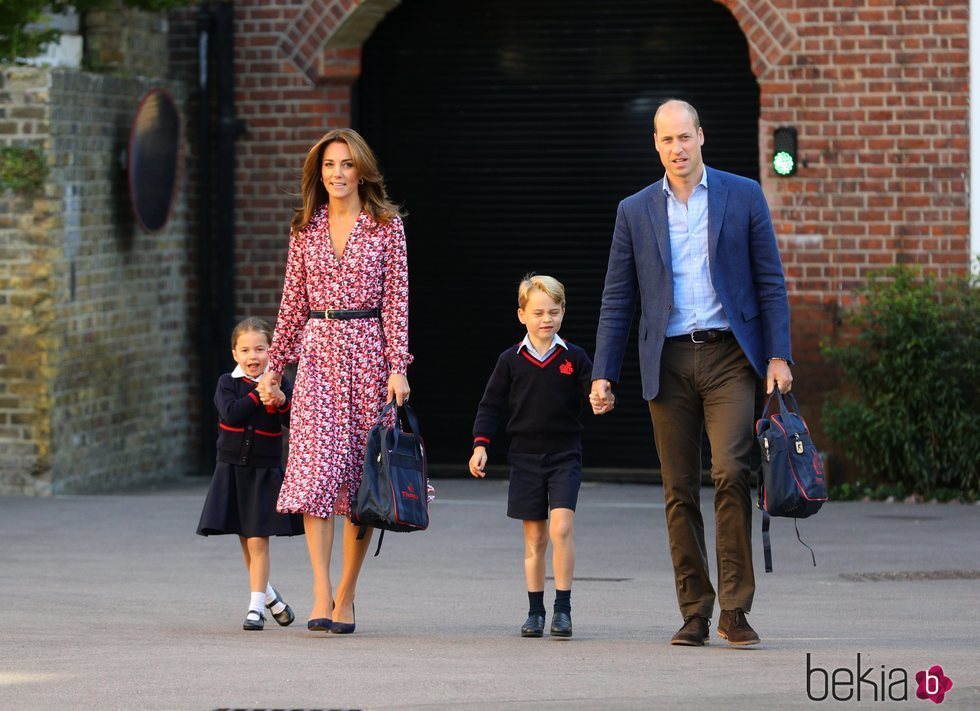 Los Duques de Cambrigde llevan a sus hijos Jorge y Carlota a su primer día de colegio