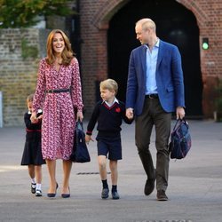 La Princesa Carlota, muy tímida en su primer día de cole junto a los Duques de Cambridge y el Príncipe Jorge