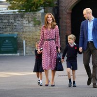 La Princesa Carlota, muy tímida en su primer día de cole junto a los Duques de Cambridge y el Príncipe Jorge