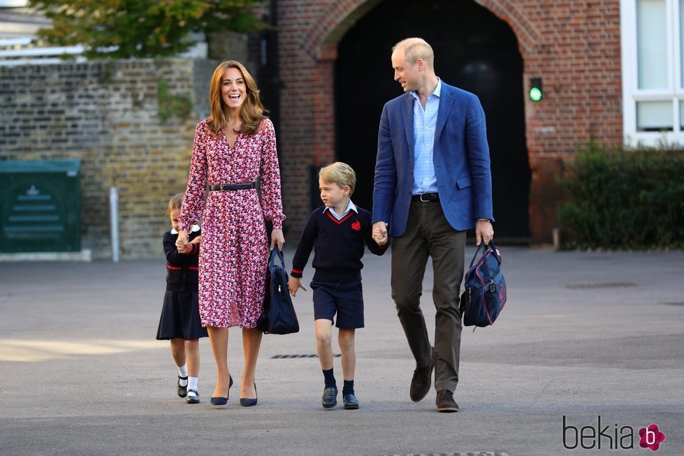 La Princesa Carlota, muy tímida en su primer día de cole junto a los Duques de Cambridge y el Príncipe Jorge