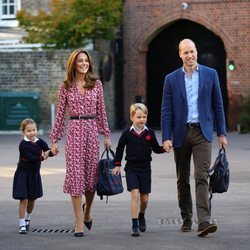 La Princesa Carlota en su primer día de colegio junto a los Duques de Cambridge y el Príncipe Jorge